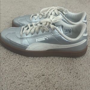 Puma Women's Silver and White Sneakers with Tan Sole : Puma Club Era II